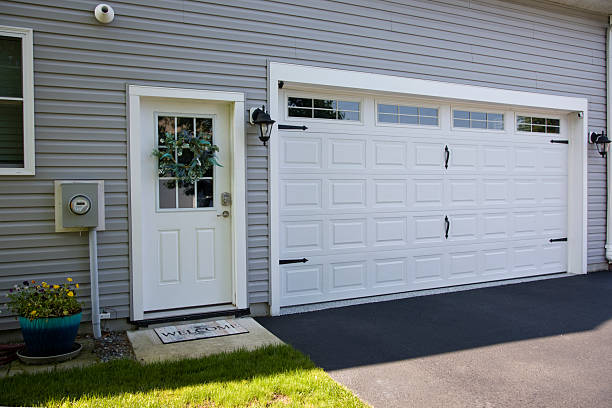 24/7 Emergency Garage Door Panel Replacement experts in Briarcliff, TX